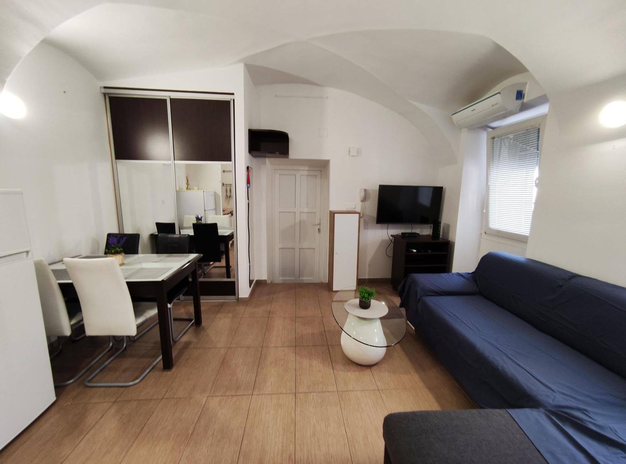 Apartment Sisters 3-4 *